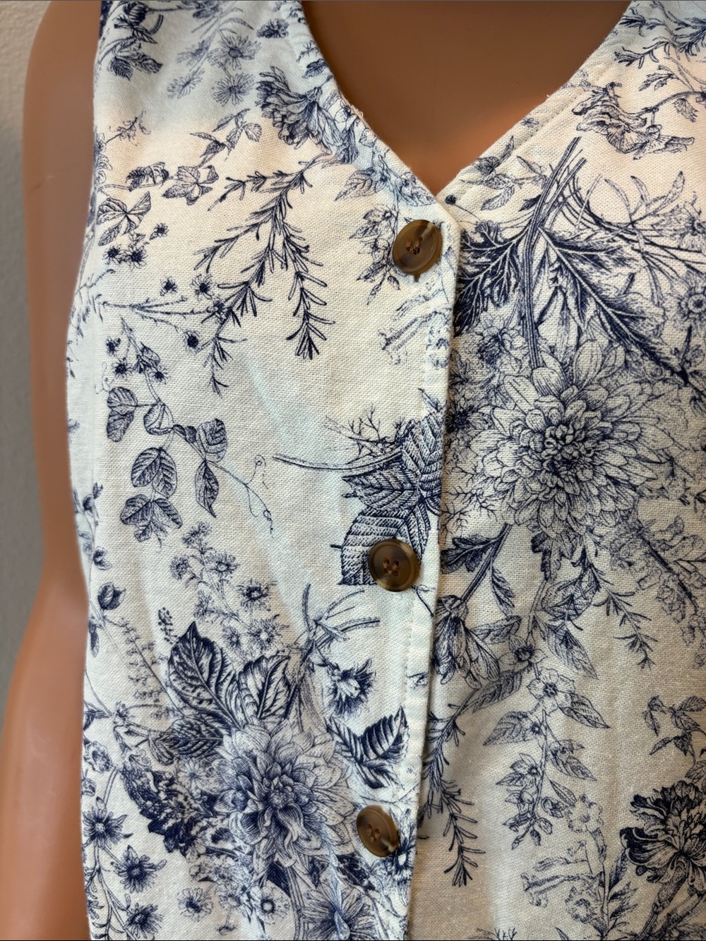 Sleeveless White & Blue Floral Button-Front Casual Dress - Picture 2 of 9